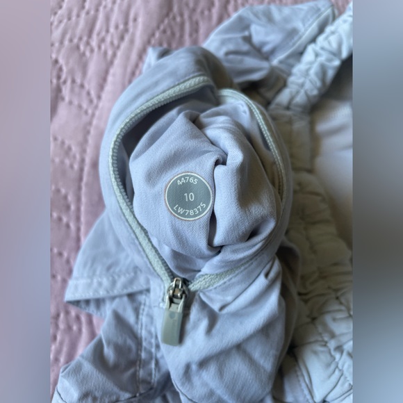 White Lululemon shorts - Picture 4 of 4